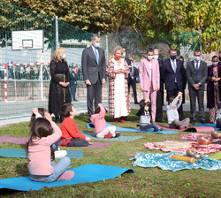 Sus Majestades los Reyes visitan en el jardin, el taller de Yoga